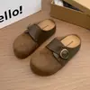 Birkenstock com sola grossa e salto escondido para mulheres, novo estilo outono 2026 para pessoas baixas, preguiçosas, sem cadarço, bico fechado, meias-calças para uso externo