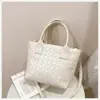 Bolso Tejido Artesanal de Alta Gama con Textura para Mujer, Nuevo Modelo 2025 Elegante Bolso de Cesta con Doble Asa y Colgante