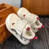 Zapatillas Deportivas Infantiles 2026 Primavera/Otoño Nuevo Estilo para Niñas Suela Suave Zapatos Blancos Pequeños Elegantes para Niños Versátiles de Moda Zapatos Casuales para Correr