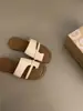Sandálias de dedo planas marrons de design Chuyuji para outono e verão, adequadas para uso ao ar livre na beira-mar e na praia, sapatos femininos de sola macia