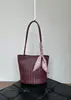 Bolsa de ombro tipo balde tecida em pele de carneiro, design de nicho 2026, estilo artístico e casual, bolsa de ombro em couro genuíno para mulheres