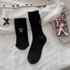 Nuevos calcetines de mujer estilo coreano con bloques de color, rayas verticales y bordado de corazón, calcetines de media pantorrilla para otoño e invierno, calcetines largos de mujer de doble aguja, calcetines superpuestos