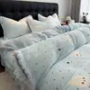 Juego de ropa de cama de cuatro piezas de leche de alto gramaje, juego de funda de edredón cálida de doble cara de coral con pompón para invierno.