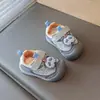 Zapatos para Caminar de Cuero para Niños 2026 Nueva Llegada Otoño Niños Deportivos Versátiles Decoración de Dibujos Animados Suela Suave Antideslizante