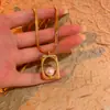 Cadena de Suéter Sudadera de Acero de Titanio Dorado para Mujer Lujo Accesible Nicho Elegante de Gama Alta Collar con Colgante Largo Accesorios de Otoño e Invierno