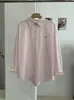 Camisa feminina KEKEZOON de manga longa, corte solto, comprimento médio com bordado de letras em inglês, colarinho de abotoamento simples e uma única fileira de botões, modelo 9068