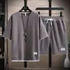 Conjunto esportivo casual de malha waffle para homens, camiseta de manga curta combinada com novos shorts de verão leves e modernos, conjunto de roupa masculina