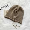 Sombrero de lana cálido de color sólido japonés de otoño e invierno para hombre y mujer, sombrero tejido versátil de moda urbana con cordón y pompón