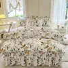 Juego de cuatro piezas de falda de cama acolchada con estampado floral fresco con encaje de doble capa, algodón agradable para la piel, adecuado para exportación transfronteriza, se puede enviar en nombre de los clientes