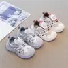 Zapatos deportivos para niños 2025 otoño versátiles moda transpirables zapatillas para correr estudiante suela blanda hebilla giratoria antideslizantes zapatos casuales