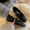 Zapatos Mary Jane Acolchados Estilo Chanel con Perlas y Flores de Camelia, Aumentan la Altura 3 cm, Mismo Estilo que los de Mamá Uva