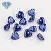Huagang gema agujero único medio en forma de corazón circón azul Tan sang piedra desnuda al por mayor gema sintética artificial Tan Sang Lan
