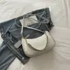 Moda tendência transfronteiriça bolsa de ombro sob o braço feminina 2026 novo estilo bolsa de mão de ombro único cor texturizada bloqueio de cor bolsa tote pequena para trabalho feminina