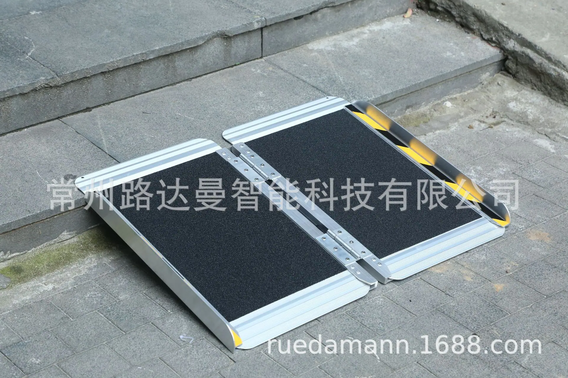 台阶斜坡板轮椅折叠坡道便携式无障碍斜坡板折叠上车上