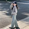 Conjunto de otoño estilo universitario para niñas 2026 nuevo conjunto de dos piezas de moda para niños mayores, con una sudadera de imitación de dos piezas y jeans