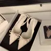 Sapatos de Salto Alto Apontados Estilo Francês para Noite de Verão, Versáteis, Sandálias Fechadas Salto Agulha com Laço de Camurça 2025