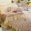 Conjunto de Quatro Peças em Lã de Leite Classe A Estilo Coreano Desenho Estampado de Renda Capa de Edredom Francesa Lençol de Cama Conjunto de Três Peças para Dormitório Flanela