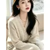 Suéter de punto elegante con encaje y cuello en V 2026, modelo nuevo de manga larga para mujer, cárdigan top exterior casual extremadamente atractivo