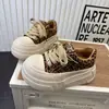 Sapatos de Plataforma Estilo Coreano para Pessoas Baixas Estampa de Leopardo Feminino 2026 Novos Versáteis Casuais Leves Sola Grossa Aumentadores de Altura 7cm Sapatos de Cabeça Grande