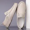 2025 primera capa piel de vaca nuevos zapatos de hombre diarios para hombre casuales de cuero zapatos de hombre suaves de cuero suela blanda zapatos para conducir una generación de pelo