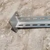 Coluna de aço angular perfurada galvanizada a quente com suporte de base braço de fixação da coluna parte soldada na parede