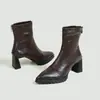 Botas de tornozelo femininas de bico fino, estilo europeu e americano, para atacado transfronteiriço, com couro macio plissado, saltos grossos, solas grossas, efeito emagrecedor e zíper traseiro, perfeitas para a moda de outono e inverno