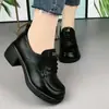 Mocassins de couro macio com salto grosso para mulheres, novidade outono 2026 estilo britânico com cadarço, sapatos pequenos de couro, sapatos mãe versáteis de sola macia