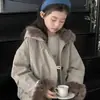 Chaqueta de algodón para niña 2026 otoño e invierno lana de cordero engrosada con capucha parka corta abrigo de algodón para niños cálido y moderno
