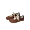 Zapatillas de entrenamiento alemanas de suela plana de cuero genuino para mujer, que aumentan la altura, nuevas de otoño 2026, zapatillas deportivas casuales versátiles y populares