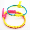 Suministro en stock color fluorescente plástico pulsera de dos colores personalidad moda pulsera con cremallera pulsera de cremallera de plástico