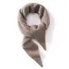 Cachecol, xale ou lenço triangular de tricô de cashmere minimalista, versátil, de cor sólida, estilo coreano, uma peça leve para sobrepor, perfeita para usar sobre uma camisa com ar condicionado