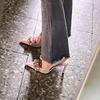 Sandalias de verano elegantes blancas francesas con tacón alto y puntiagudo para hombre, diseño de nicho, con cadena y cinturón.