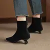 Botas delgadas de tacón de gatito con punta fina y acabado mate estilo retro para mujer, nuevas botas simples y versátiles estilo coreano para otoño e invierno 2026