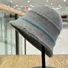 Sombrero de cubo de punto pequeño para adelgazar la cara, estilo nuevo de otoño e invierno para mujer, sombrero de cloche de punto versátil y cálido para el sol, sombrero a prueba de viento