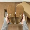 Primavera de 2026 Novos Mocassins Casuais Retro de Cobertura Total Estilo Birkenstock Femininos Bico Redondo Salto Escondido Fivela de Cinto Versátil