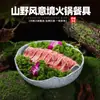 Tigela de Gelo Seco para Fumar Estilo Shanhuaxuan, Carne Bovina Fresca Cortada para Shabu-Shabu em uma Tigela Grande com Louça de Melamina no Restaurante de Hot Pot Estilo Montanha