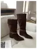 Botas Longas Novas de Outono e Inverno 2025 Bico Fino Fivela de Cinto Trançada Salto Bloco Com Cano Ajustado Camurça Emagrecedoras Botas de Equitação