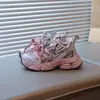 Tênis robustos para meninas novo estilo outono e inverno 2025 médio e grande antiderrapante sapatos esportivos infantis mais veludo quente menina bebê dois sapatos de algodão