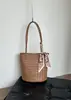 2026 Diseño de Nicho Bolso Cubo de Piel de Cordero Tejida para Axila Estilo Artístico Perezoso Bolso de Axila de Cuero Genuino para Viajes Diario para Mujeres