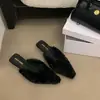 2026 Nuevo Estilo Tacón de Aguja Cuadrado Mules a Medio Caminar Moda Europea y Americana Zapatillas Cerradas de Tacón Alto Peludas para Mujer