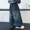 Roupas Infantis Primavera e Outono Bordado Cartoon Calças Jeans Estilo Coreano Crianças Bonitas Modernas Descoladas Casuais Calças de Bebê Comércio Exterior