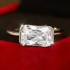 Anillo Rectangular Rongxing Clásico Sencillo de Piedra Brillante Transfronterizo para Mujer, Banda Delgada con Cuatro Garras, Lujo Ligero, Versátil para el Viaje Diario