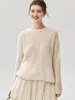Suéter Campari minimalista, versátil y de corte holgado para mujer, con escote asimétrico, tejido suelto y un estilo casual y relajado.