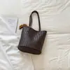 Bolso de gran capacidad Shuai Mijia con patrón tejido retro para mujer, bolso de hombro casual de moda 2026 nuevo para el trabajo y para ir al trabajo, bolso tipo cubo