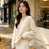 Novo suéter de lã tricotada com forro de fleece para outono e inverno para mulheres, com decote V, caimento solto e um estilo relaxado e moderno em cores sólidas