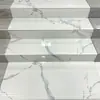 Los peldaños de escaleras para casas de autoconstrucción se pueden equiparar con luces sensoras, peldaños antideslizantes, baldosas de mármol