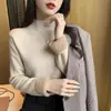 Suéter grosso e quente de gola alta média para outono e inverno para mulheres, blusa de base de tricô, cor sólida, estiloso, com forro interno de fleece integrado, moderno