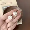 Pendientes geométricos de perlas con diseño de girasol estilo coreano, deslumbrante diseño de fuegos artificiales plateados, nueva colección 2026, lujo ligero, pendientes elegantes y sofisticados