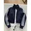 Ropa exterior de estilo coreano para principios de primavera, un imprescindible para los atuendos de primavera de mujer: una chaqueta de béisbol negra con tres rayas, con cuello alto y corte entallado