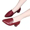 Zapatos de madre con suelas blandas, zapatos de mujer, nuevo modelo de otoño 2026, zapatos individuales cómodos para ancianos, zapatos de cuero bordados poco profundos retro estilo étnico